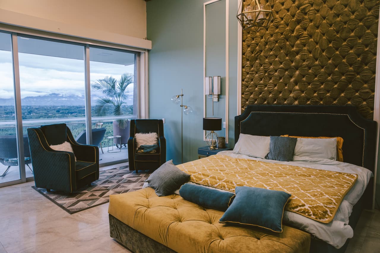 La primera competencia del reality fue para definir a la pareja que se quedaría con la master suite. Los ganadores absolutos fueron Blanca y Lalo, quienes tuvieron la tarea de asignar las otras habitaciones para sus compañeros.