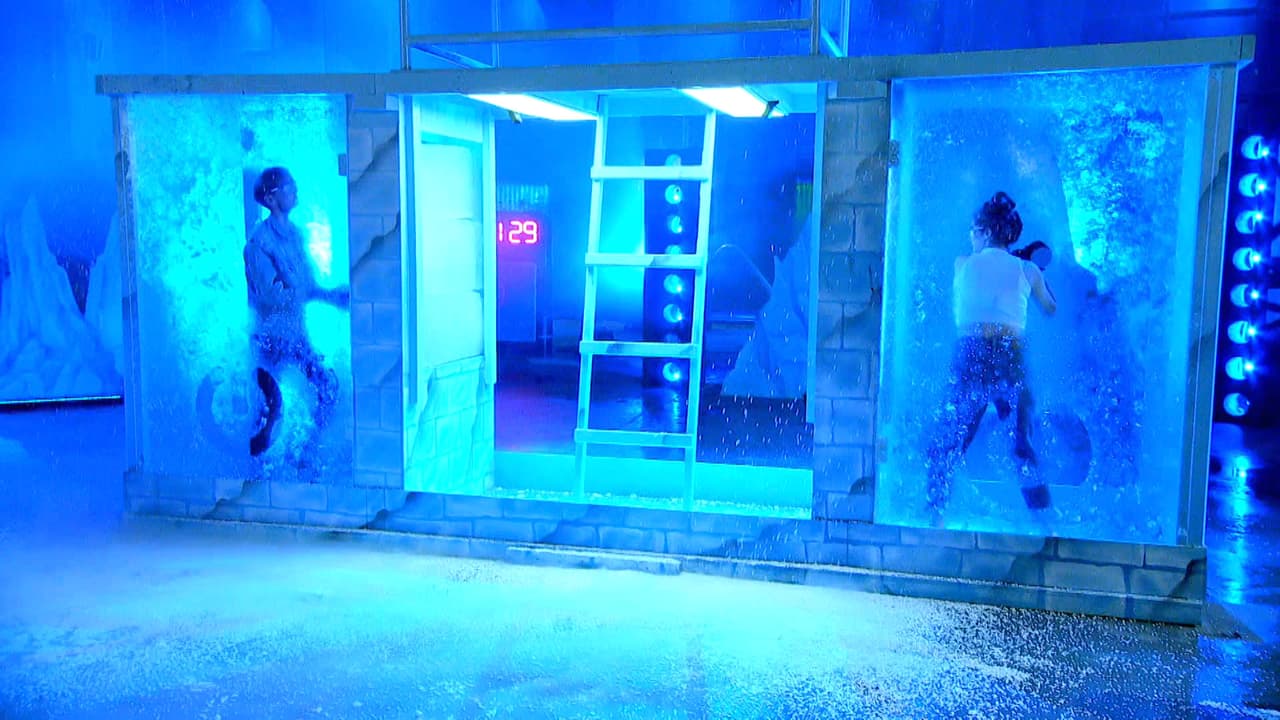 Las parejas debían derribar un muro de hielo y subir, después de ello, por una escotilla.