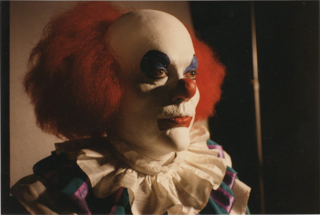 Tim fue tan convincente que esto pasó: En la escena de Pennywise con Georgie (Tony Dakota), Curry estaba tan metido en su papel que el niño le dijo: "Tim, me estás asustando". Curry respondió con "Je, lo siento mucho, pero eso es lo que se supone que debo hacer. Y se supone que debes estar asustado".