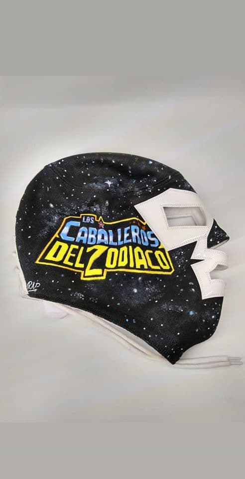 El Hijo de Doctor Wagner presentó una máscara que une el legado de ese antifaz con los Caballeros del Zodiaco.