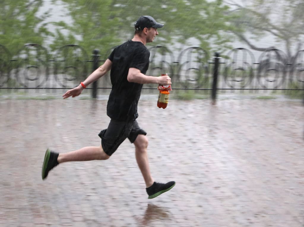 No es el único lugar en el mundo que atraviesa por esta situación. Qué diferencia que lleguen unos perritos a tu casa en comparación de este compadre, que el 4 de mayo de 2020 fue fotografiado con una botella de cerveza de plástico corriendo bajo la lluvia, Kiev, capital de Ucrania.