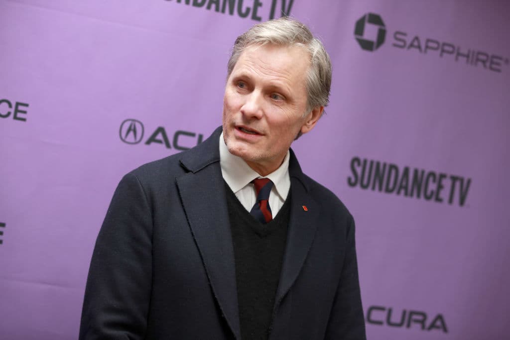 Viggo Mortensen, conocido por interpretar a Aragorn, uno de los personajes más queridos de la trilogía creada por J.R.R. Tolkien, continúa vigente dentro del mundo del cine tras protagonizar ‘Capitán Fantástico’ y ‘Green book’, esta última ganadora de tres Premios Oscar en 2019 en las categorías ‘Mejor película’, ‘Mejor actor de Reparto’ a Mahershala Ali, y ‘Mejor guión original’.