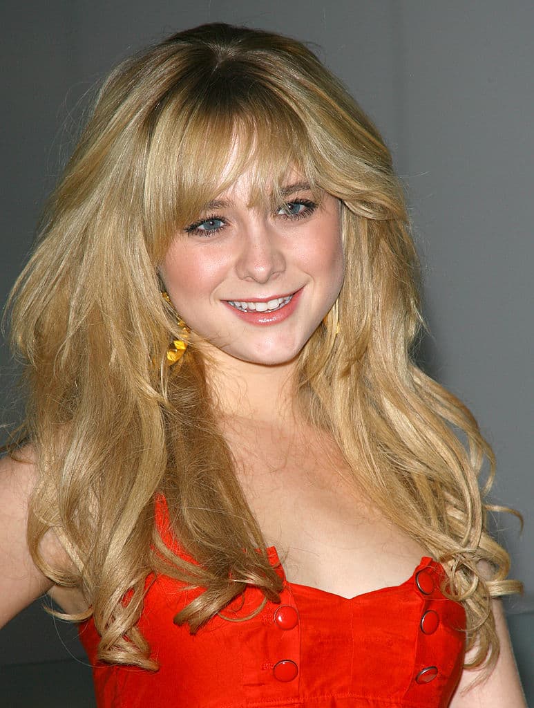 Y posteriormente a estas apariciones fue Holly Pryor en la película televisiva Newton (2003).