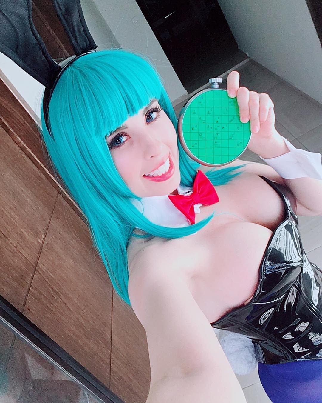 Azulette es una cosplayer mexicana que tiene todo tipo de personajes, como Bulma vestida de conejita, tal como la vimos en los inicios de Dragon Ball.