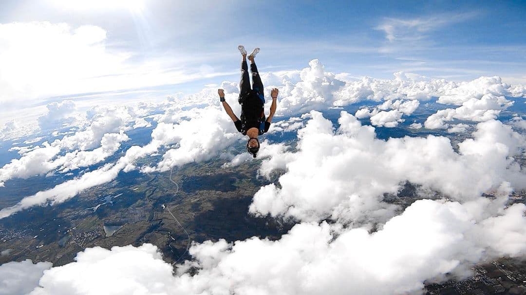 Uno de sus deportes favoritos en el paracaidismo y también es practicante de Parkour.