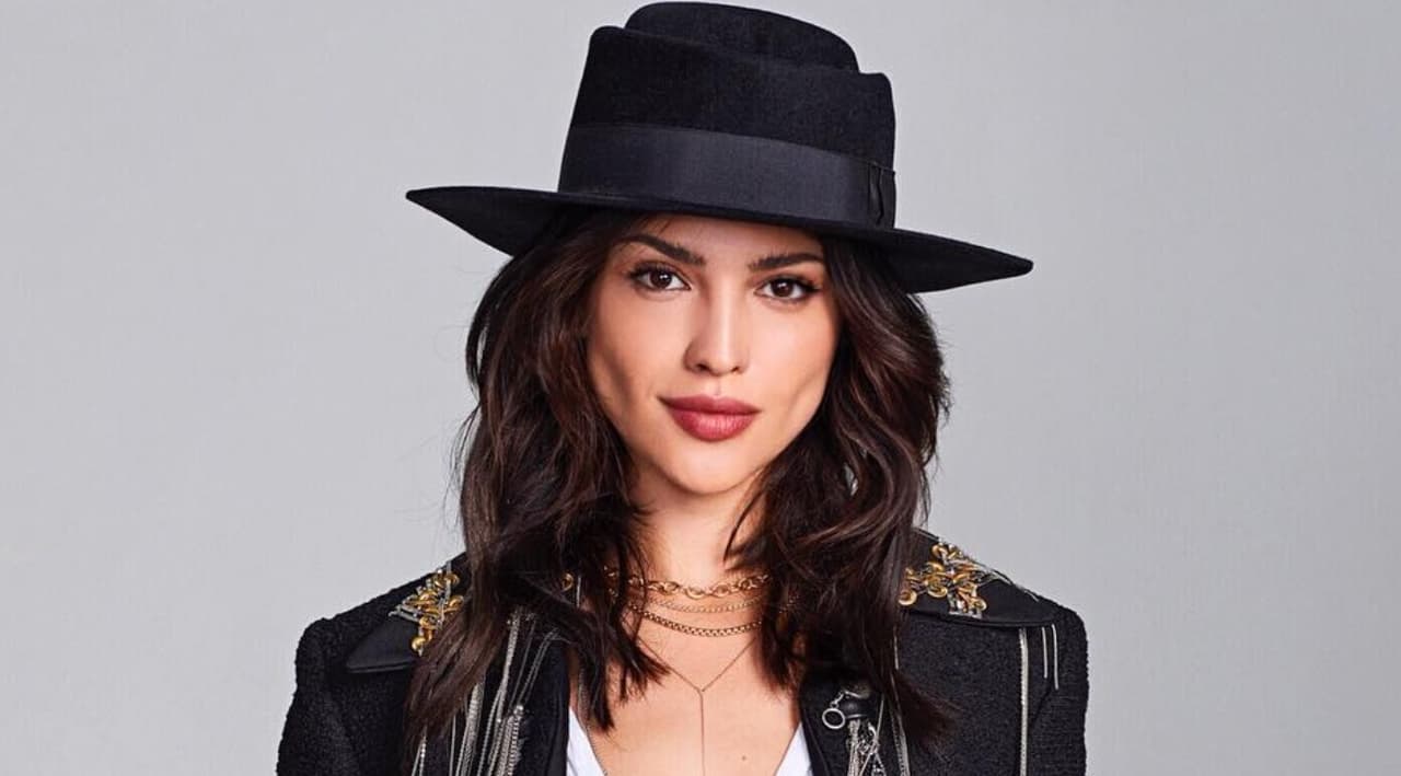 Video: Eiza González cae de su bicicleta y se hace viral