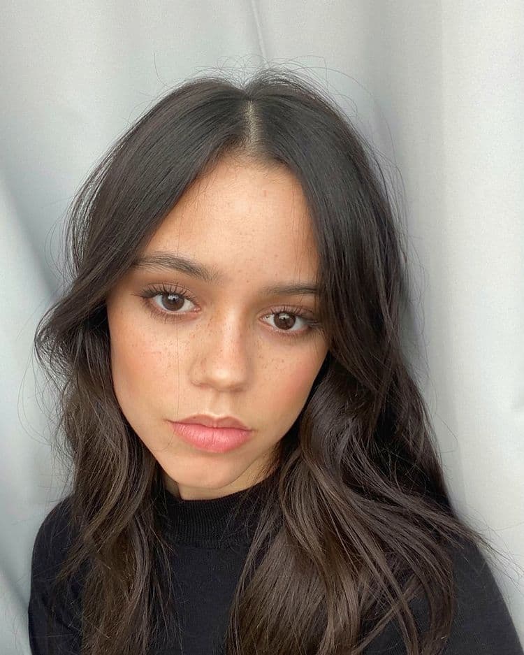 Jenna es conocida por su trabajo en la serie ‘Atrapada en medio’ (2016-2018), ‘¡Di sí!’ (2021), ‘You’ (2018-) e interpretó a la versión infantil del personaje principal en ‘Jane de Virgin’, además el próximo año aparecerá en ‘Scream 5’.
