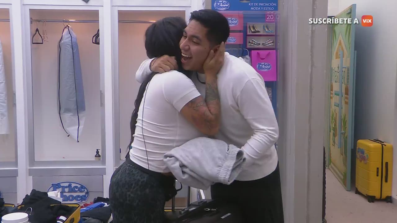 Karina BESA a Ese Pérez en la boca y le dice que no ande de escamado