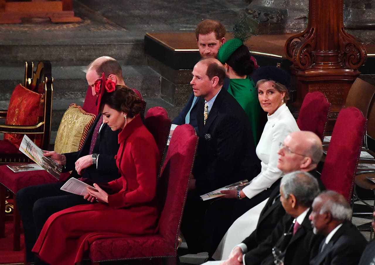 Y también, que el encuentro de Meghan y Harry con William y Kate fue un poco extraño, pues se vio en vivo cómo Harry le sonrió a su hermano saludándolo, pero el príncipe Willian solo asintió con la cabeza fríamente. 
<br>