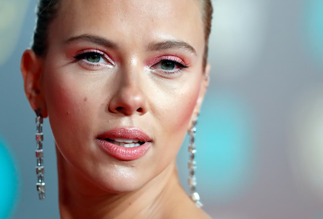 Scarlett incluso tiene dos álbumes como cantante. El último de ellos se lanzó en 2009.