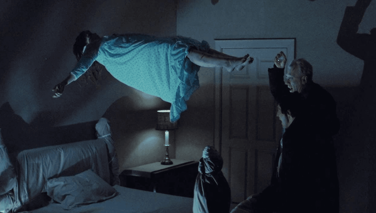 Además los acores Jack McGowran, Vasiliki Maliaros y otros 7 miembros del equipo de producción murieron estando la película en post-producción.
<br>
<br>Otras muertes que relacionaron con la producción de El Exorcista fueron la del abuelo de Linda Blair (“Regan”), el hermano de Max Von Sydow, que murió el primer día del rodaje y la desgracia que persiguió a la familia de Mercedes McCabridge; su hijo mató a su esposa e hijos antes de suicidarse.
<br>