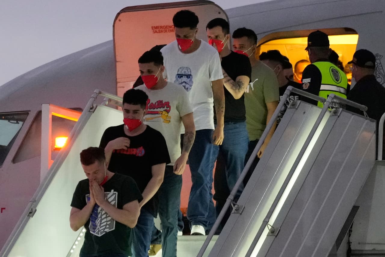 252 venezolanos expulsados por EEUU a cárcel de pandilleros de El Salvador llegan a Caracas, confirma gobierno de Venezuela