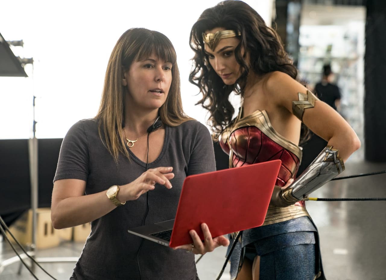 Patty Jenkins regresa como la directora, quien coescribió el guión de esta entrega con Dave Callaham y Geoff Johns.