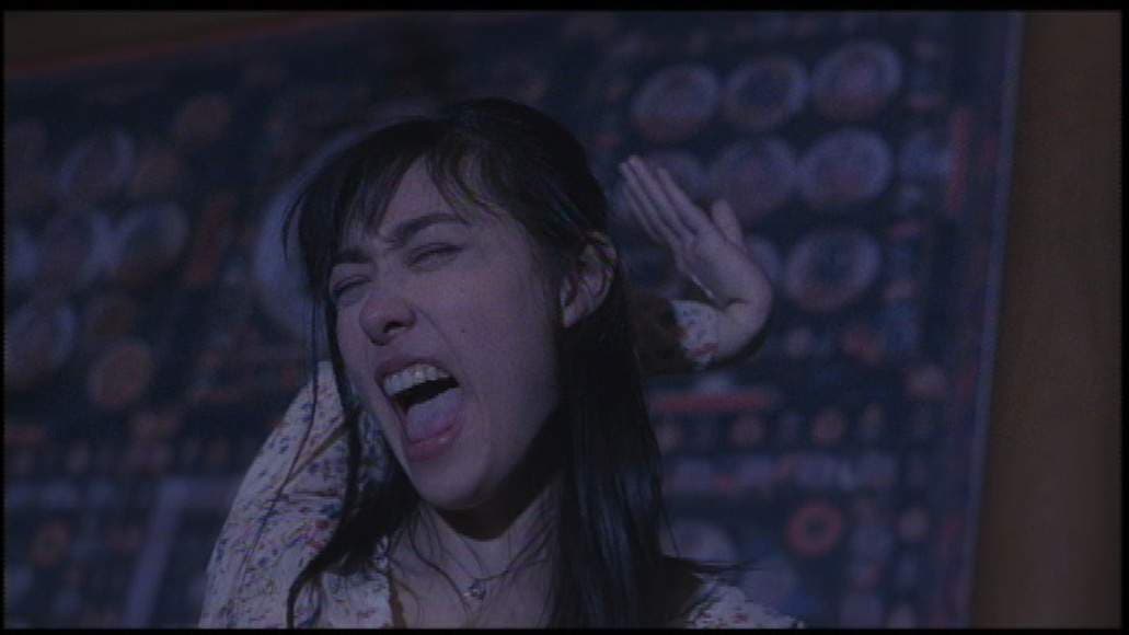 'Chakushin Ari', dirigida por Takashi Miike se estrenó en 2003. La película cuenta la historia de una maldición telefónica, después de que tu celular suena con un ringtone extraño y entra un mensaje de voz, al escucharlo descubres que viene de tu mismo teléfono, pero en el futuro, antes de tu muerte.