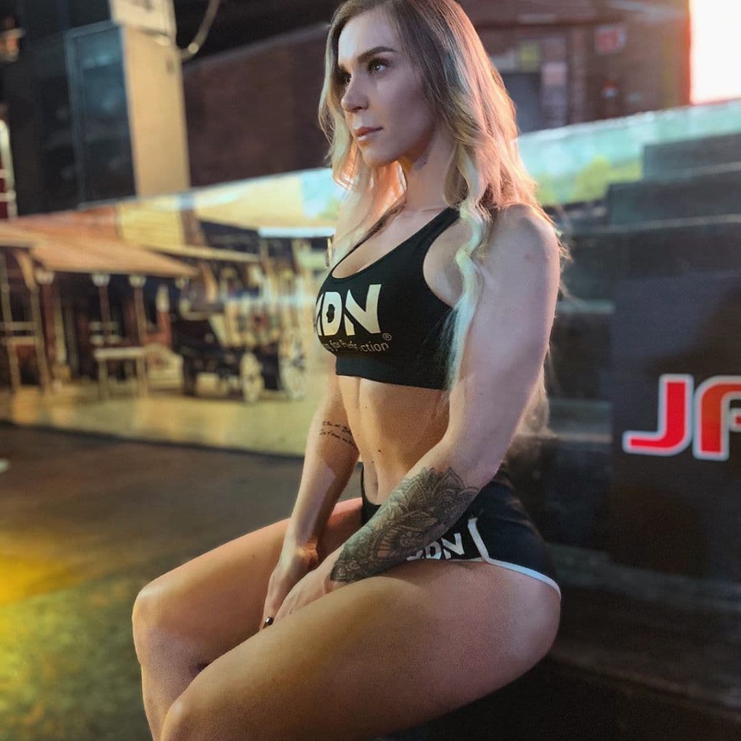 Aurélie tiene 34 años, mide 1.72 mts, dejó Francia hace 10 años en busca de nuevas oportunidades en México, convirtiéndose en coach fitness y conductora en ‘Ponte Fit’.