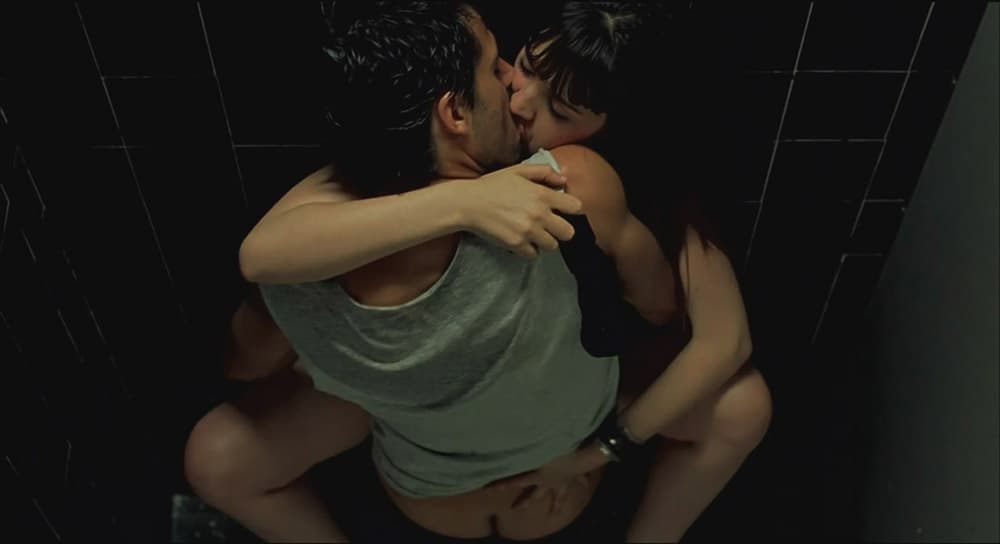 Los éxitos no se hicieron esperar en España, donde fue parte del largometraje 'Mentiras y gordas' (2009), una de las películas más taquilleras en aquél país en su año de estreno. Este relato cinematográfico muestra a un grupo de chicos inmersos en un ambiente de discotecas y fiestas, cuyas vidas se entrecruzan en una vorágine de alcohol, drogas y sexo, con escenas explícitas que la hacía apta sólo para mayores de 18 años. Por más intensa que suene, la cinta tuvo muy malas críticas.