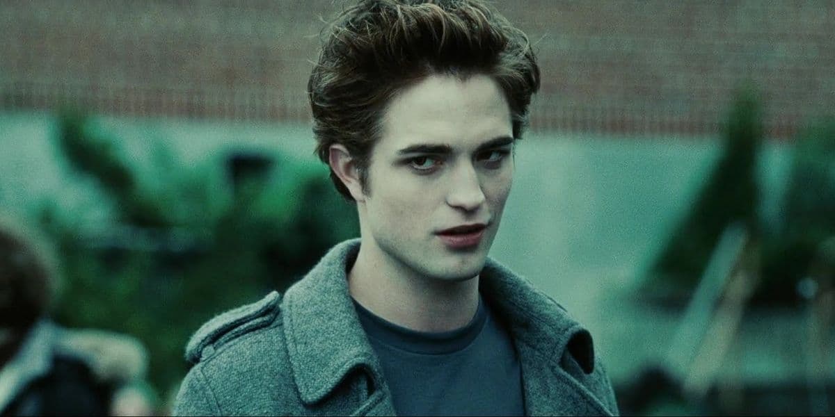 Robert Pattinson (Edward Cullen) tiene 34 años, aunque no lo creas, ya que su fecha de nacimiento es el 13 de mayo de 1986. El actor británico tenía 22 años cuando aceptó este proyecto. ¿Qué tal te pareció su actuación en ‘Tenet’?