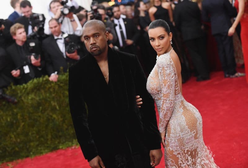 Kanye West, por otro lado, señaló alguna vez que el gobierno creó el VIH
