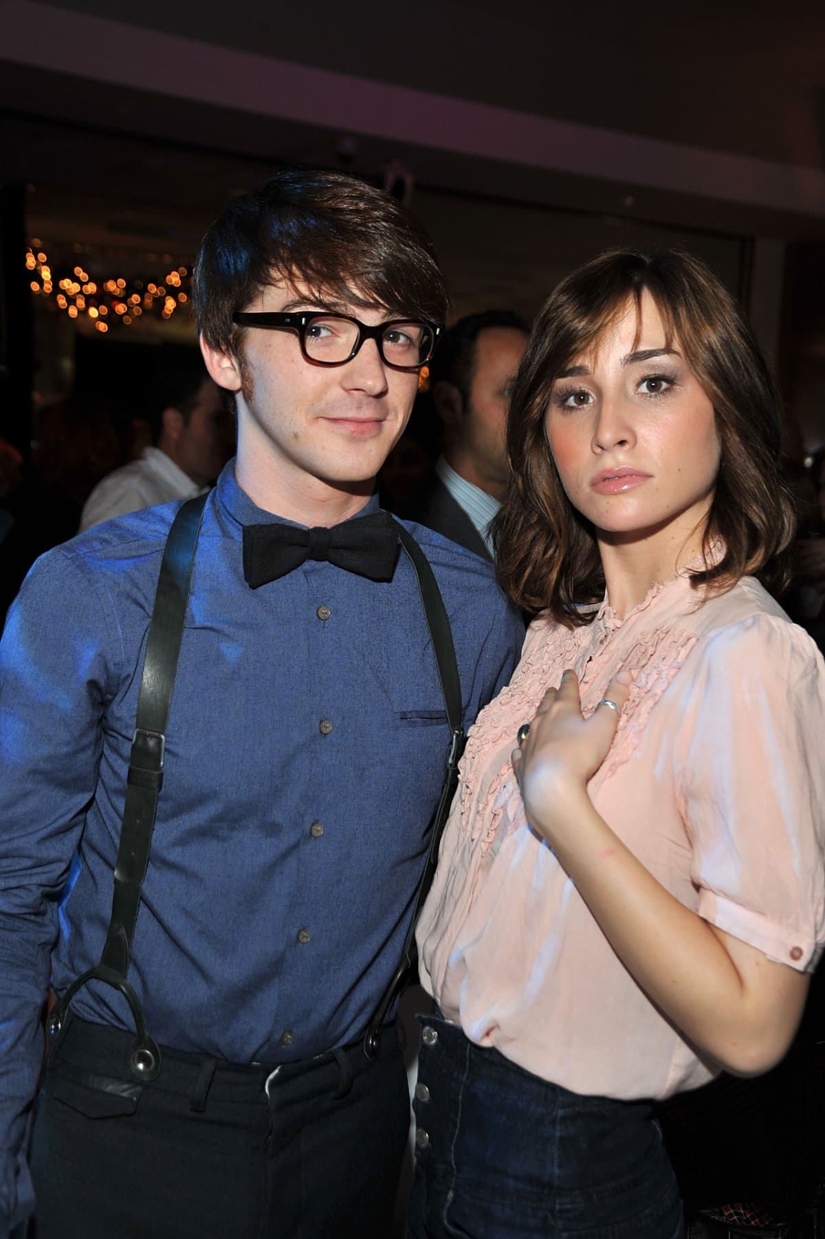 Drake Bell y Allison Scagliotti en la premiere de 'Merry Christmas, Drake y Josh' (2008).