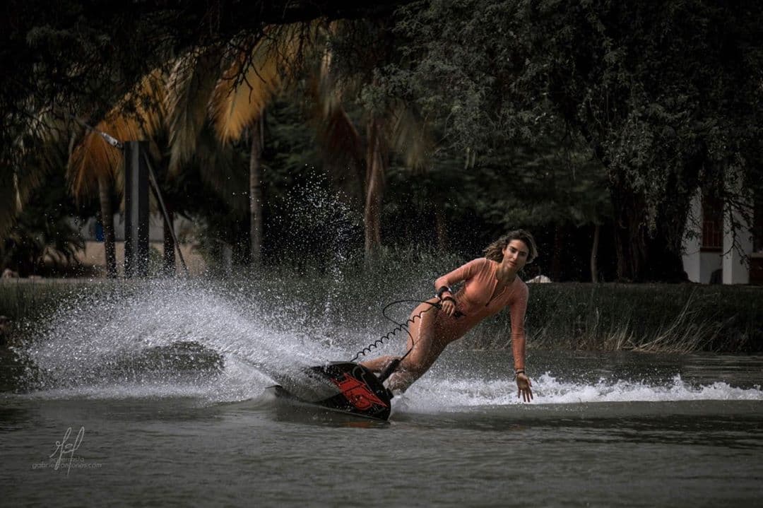 A pesar de su apariencia dulce, es una mujer a la que le encantan los deportes extremos, como el jetsurf, escalar y el paracaidismo.