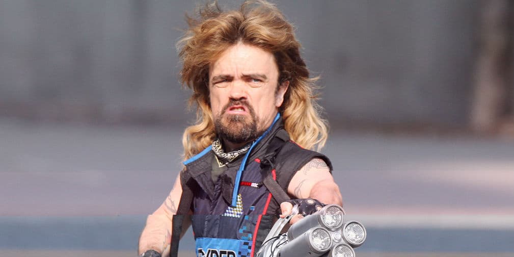 4. Peter Dinklage: Los 80s regresaron con un look de melena, cuero y prendas ajustadas que lució en Pixels.