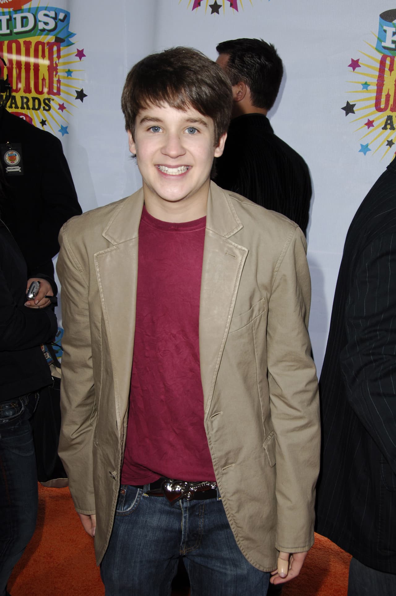 Dos años después, fue elegido para interpretar a Ned Bigby en la serie ‘Manual de supervivencia escolar de Ned’, en el que cada episodio explicaba una regla diferente para sobrevivir en la escuela y pasarla bien junto a sus dos amigos: Moze y Cookie.