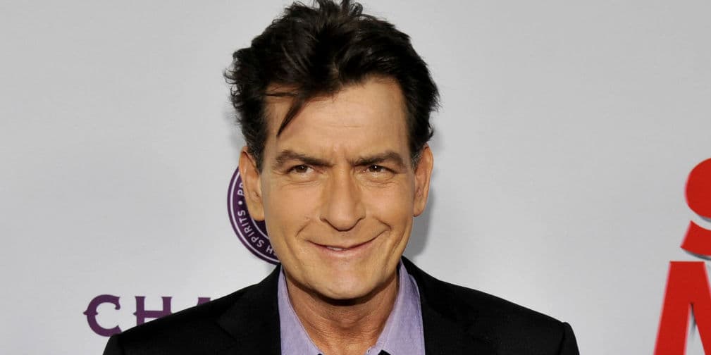 6. Charlie Sheen: Dijo haber perdido la virginidad con una prostituta a los 15 años.
