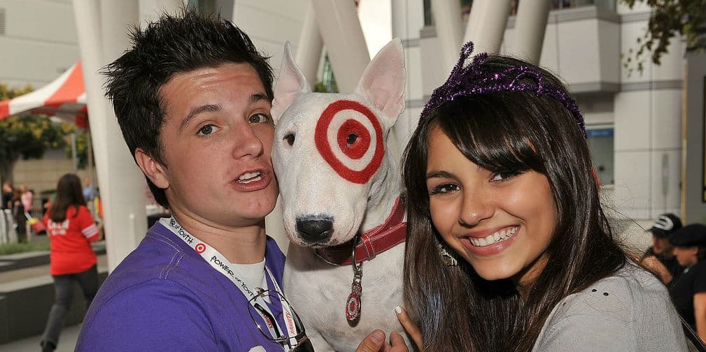 Durante 2008 y parte de 2009 se le vio junto a Josh Hutcherson.