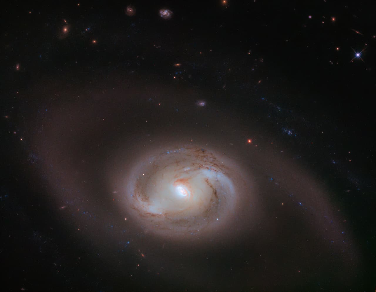 A veces las espirales de las galaxias se ponen una muy cerca de otra, al punto de que se ven anillos.