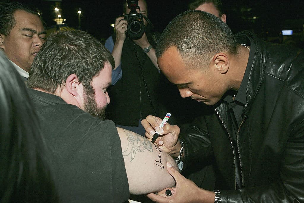 El 5 de agosto de 2004 , le dio su autógrafo a su fan Allan Kemskey en el estreno de "Walking Tall" en Fox Studios en Sydney, Australia. ¿Se lo habrá tatuado?