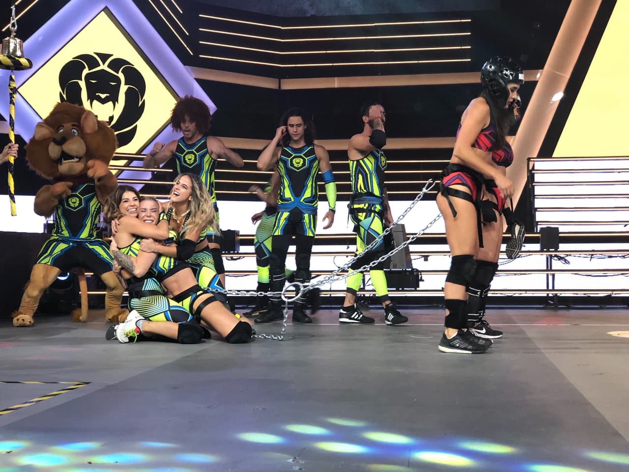En ‘Fuerzas Extremas’ Potro y Agustín estuvieron arrastrándose pero ganó el argentino. Ferka y Aurélie se llevaron a Macky y Anahí. Luego fue Nano quien dejó en el piso a Memo Corral. Ahora Cobras giró el dado y obtuvo 200 puntos.