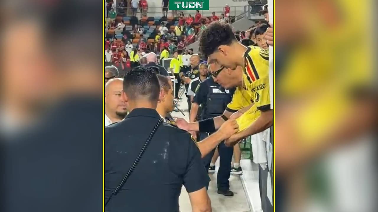 ¡Impensable! Chicharito firma una playera del América