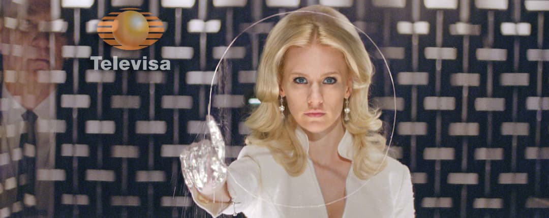 January Jones es Emma Frost, mutante telépata, miembro del Club Fuego Infernal, que puede convertir su cuerpo en diamante