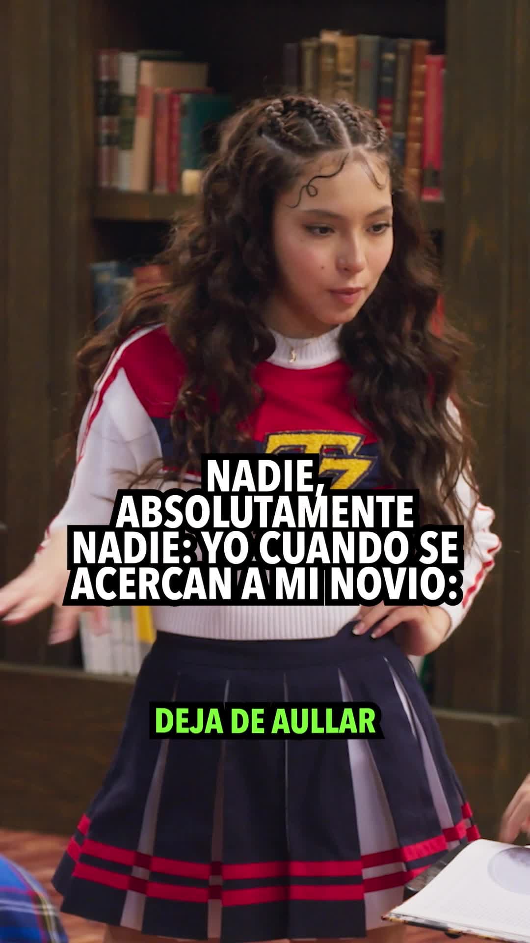 Nadie, absolutamente nadie: Yo cuando se acercan a mi novio: