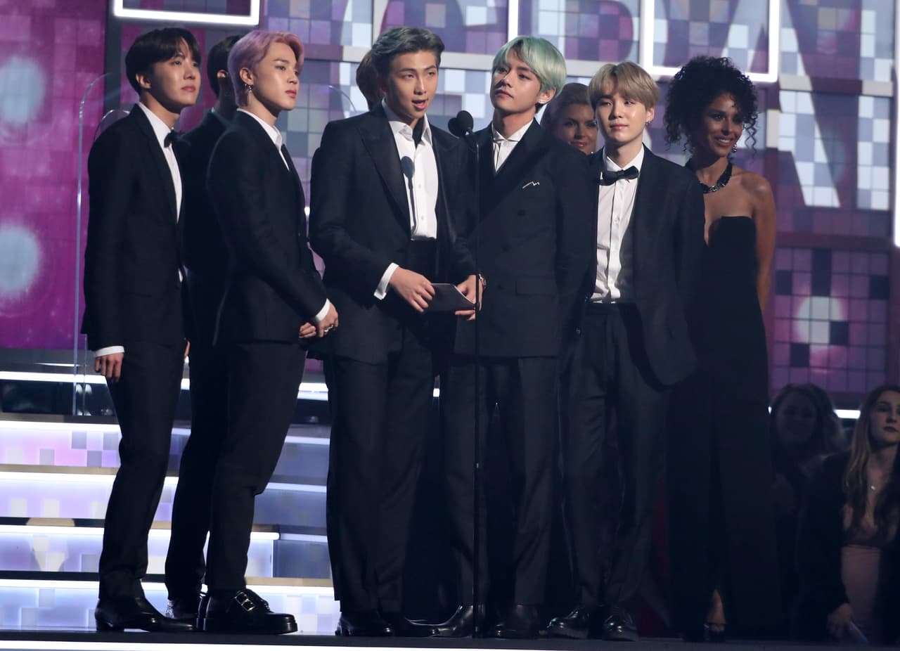 BTS presentó el premio a mejor álbum de R&B.