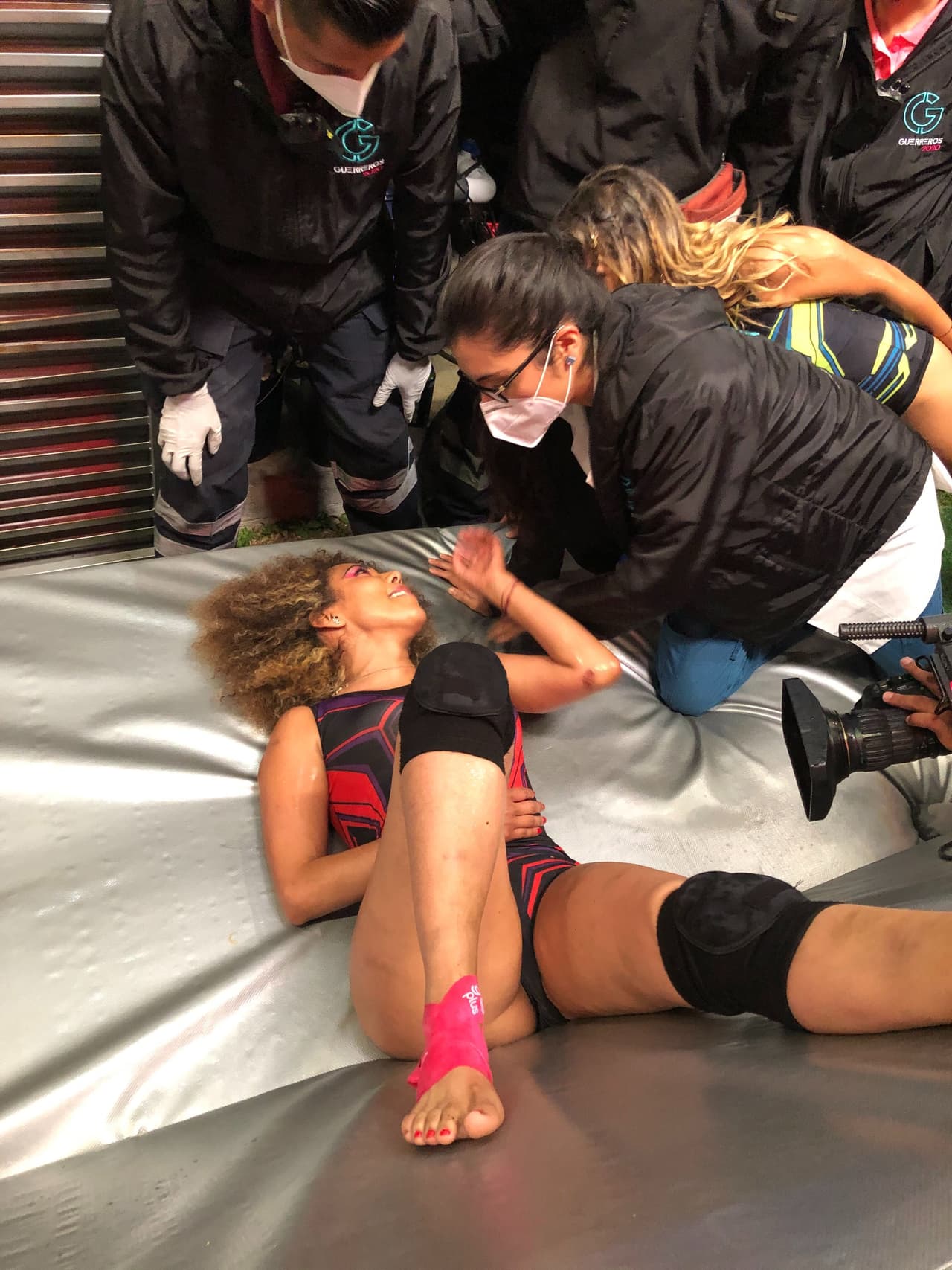 Tras tocar la campana, Anahí perdió el equilibró y cayó de la plataforma. De inmediato el equipo médico se acercó y la integrante de Cobras parece que salió ilesa.