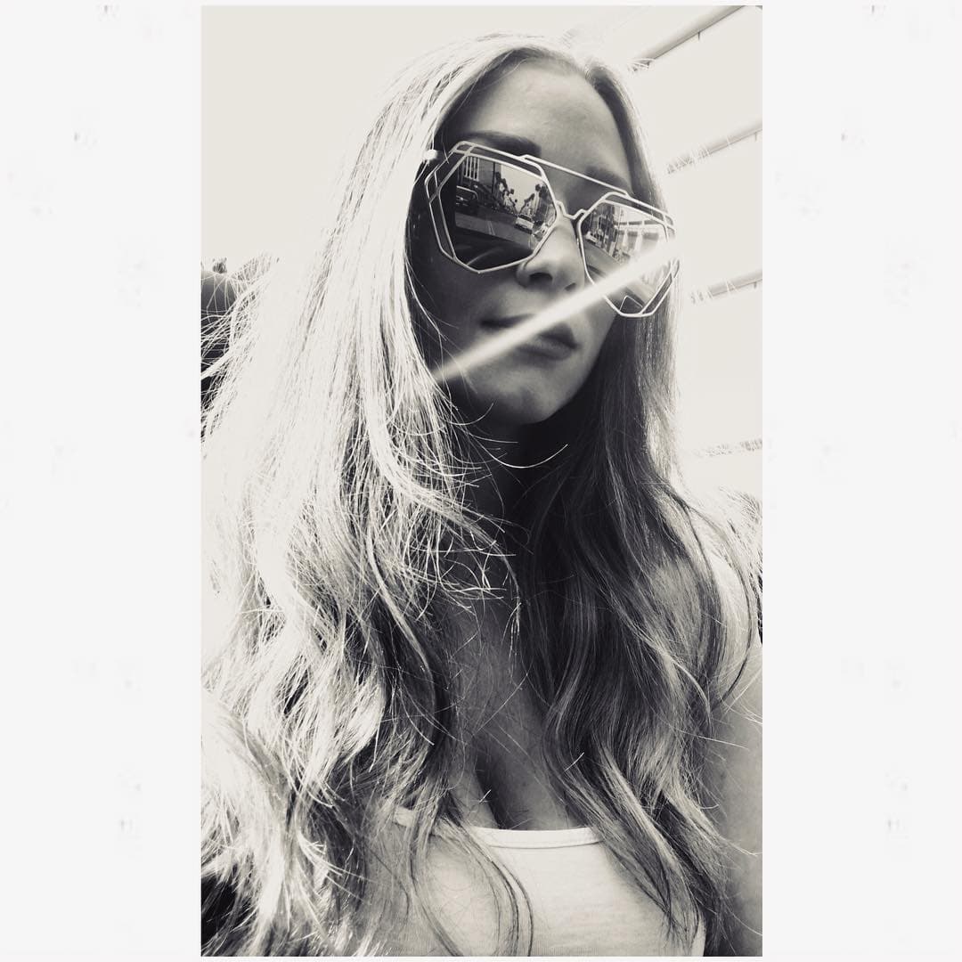 Según Glamour MX, Natalie se graduó de la Escuela de Arte Cinematográfico en la Universidad de Carolina del sur y trabajó durante un año en The Weinstein Company.