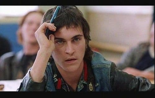 En 1995, a los 21 años, apareció en 'Todo por un sueño'. En esta película, Suzanne, interpretada por Nicole Kidman, seduce a Jimmy, el personaje de Phoenix, para que la ayude a asesinar a su esposo. Con el cabello aún largo, pero más oscuro, aquí comenzó su carrera con papeles más maduros.