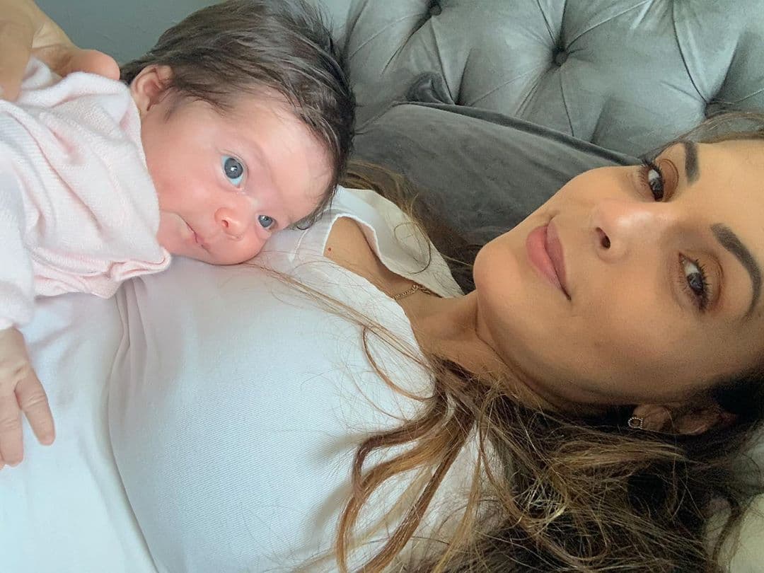 'La Jarocha' celebra el primer mes de su hija con tierna sesión de fotos