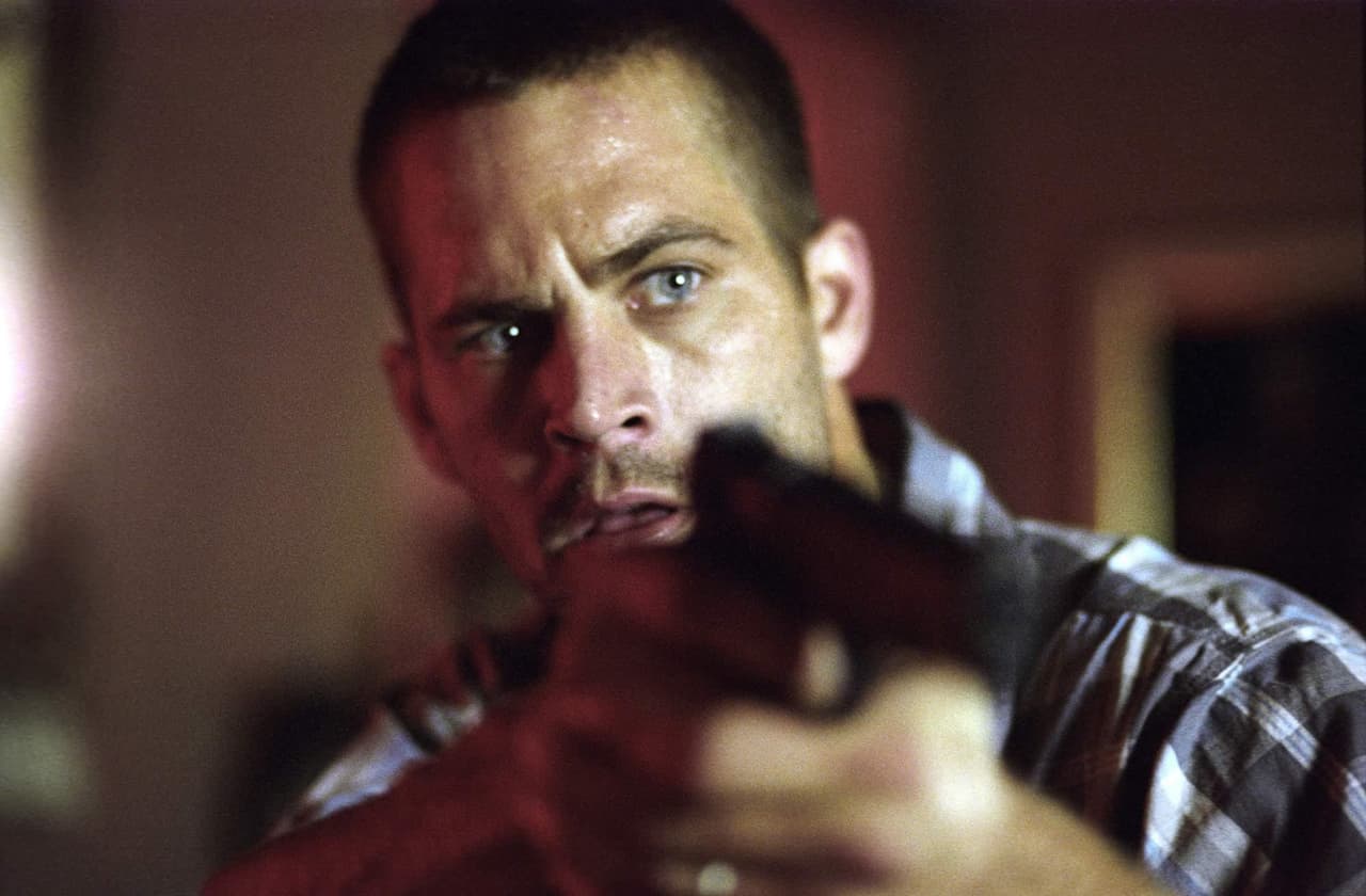 Otra de sus películas memorables es 'Running Scared' (2006). Joey Gazelle debe esconder el arma de un homicidio, pero un niño la encuentra y mata a su padrastro con ella, para después tener una noche de encuentros peligrosos, mientras Joey lo busca para recuperar el arma.