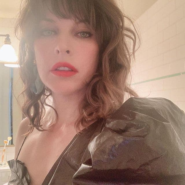 Milla nació en Kiev Ucrania y es hija de Galina Jovovich, una famosa actriz en la Unión Soviética. En los años ochenta se trasladaron a Estados Unidos y sus películas estuvieron prohibidas durante muchos años y llegó a trabajar como ama de llaves de la casa del cineasta Brian De Palma.