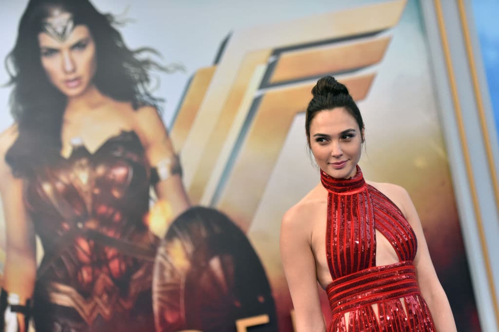 Mientras que en Batman v Superman: Dawn of Justice (2016), Wonder Woman (2017) y Justice League (2017) le pagaron $300'000 dólares, su sueldo para Wonder Woman 1984 (2020) fue de $10'000'000 de dólares.