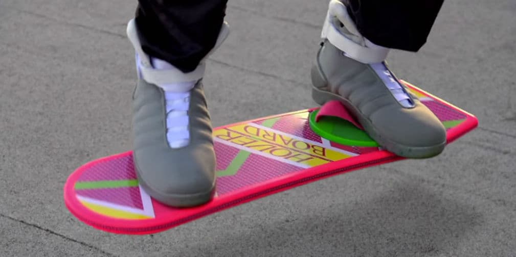 Lanzan comercial de 'futurista' patineta voladora