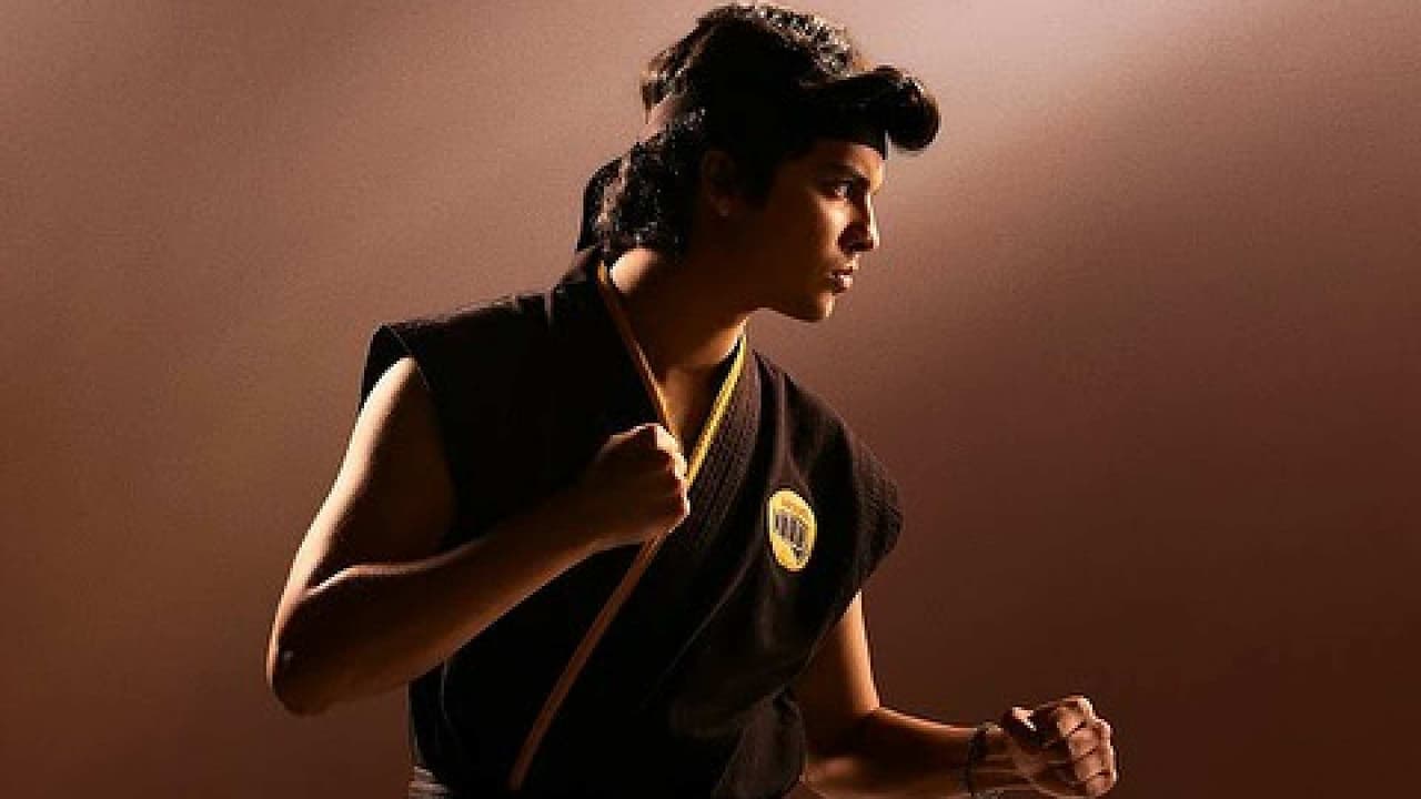 Protagonista de 'Cobra Kai' es fan de Banda El Recodo y canta 'Te Presumo'