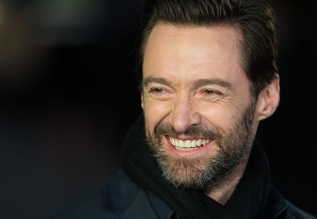 Usa lentes de contacto, porqiue tiene una visión extremadamente borrosa debido a su mipía, pero eso no le impide hacer su trabajo. Cuando fue el anfitrión de los Tonys y Saturday Night Live, Jackman memorizó casi todo lo que tenía que decir para no tener que esforzarse por leer. También lo hemos visto conducir los Premios de la Academia en dos ocasiones.