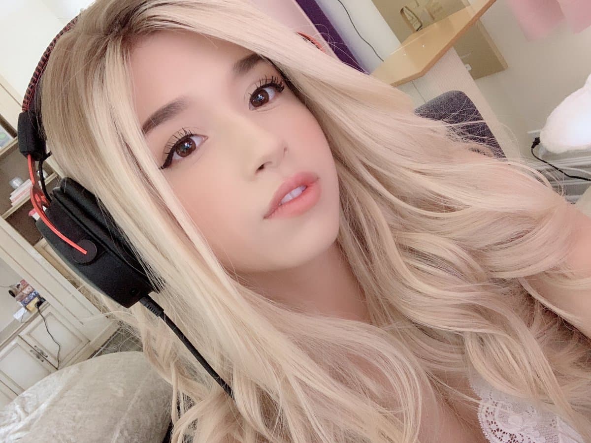 Esperan hasta dos horas para recibir una rebanada de pizza con una streamer