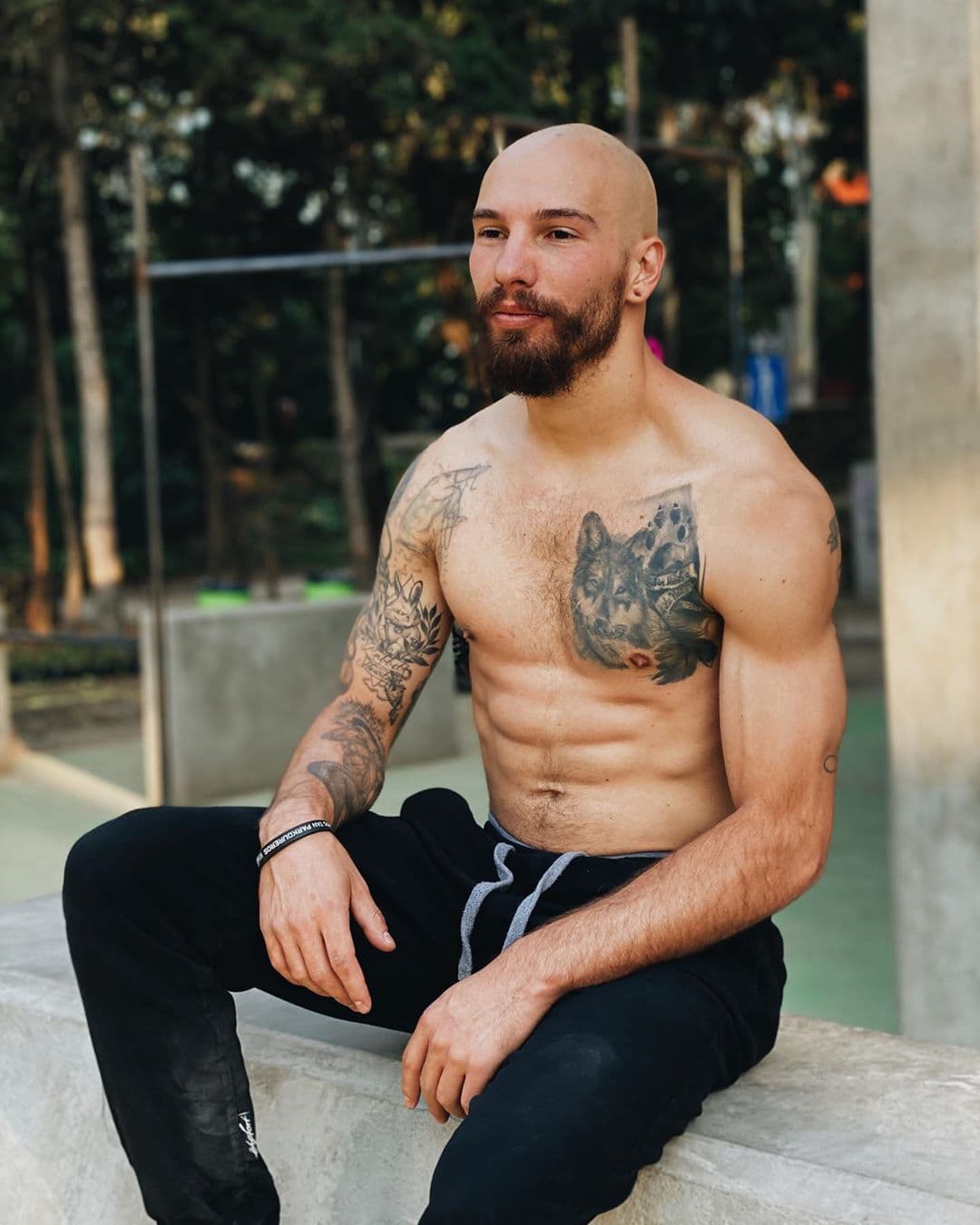 Le encantan los tatuajes, ¿ya viste el lobo que tiene en su pecho?