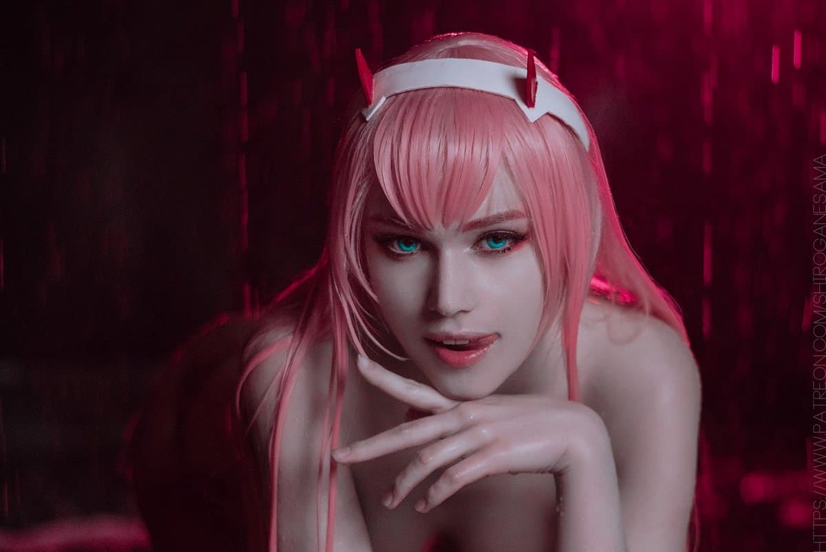 Shirogane Sama lleva un rato siendo cosplayer, hace peronsonajes de anime nuevos, otros populares y hasta entra en otras áreas. Aquí la vemos como Zero Two de Darling in the Franxx