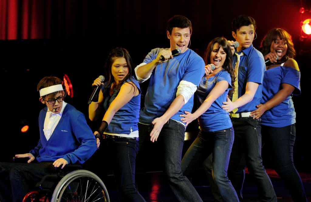 Fue tal el éxito de la emisión creada por Ryan Murphy que tuvo una gira de conciertos, que se convirtió en una película en 3-D, un reality show llamado ‘The Glee Project’ para buscar a la próxima estrella del show, línea de ropa, los temas musicales en discos y en plataformas digitales; pero el elenco ha atravesado por varias tragedias que son conocidas como ‘La maldición de Glee’.