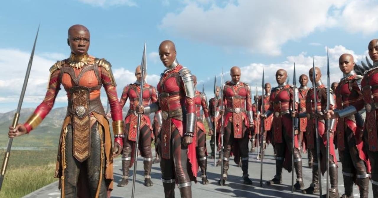 Okoye (Danai Gurira) es líder del grupo de élite Dora Milaje y defiende a Wakanda